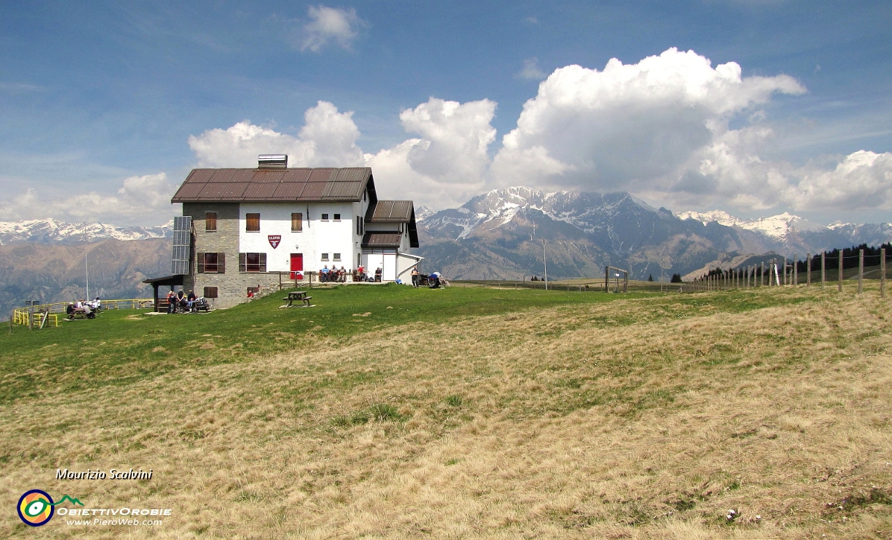 44 Il Rifugio Magnolini e la Presolana..JPG